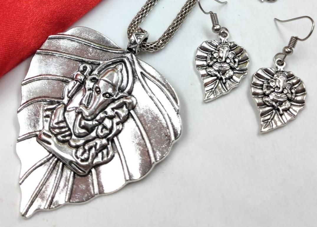 Oxidized Leaf Ganeshji Pendant & Chain with Earrings